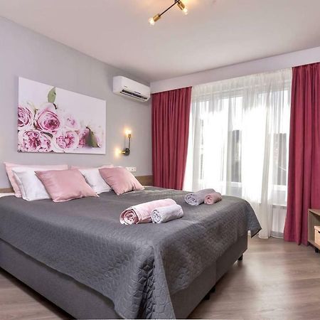 Rose One Bedroom Designer Apartment In City Centre By Flat Mаnager Sofia Bagian luar foto