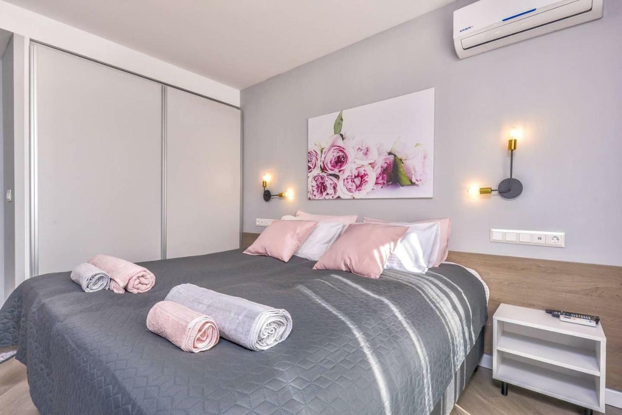Rose One Bedroom Designer Apartment In City Centre By Flat Mаnager Sofia Bagian luar foto