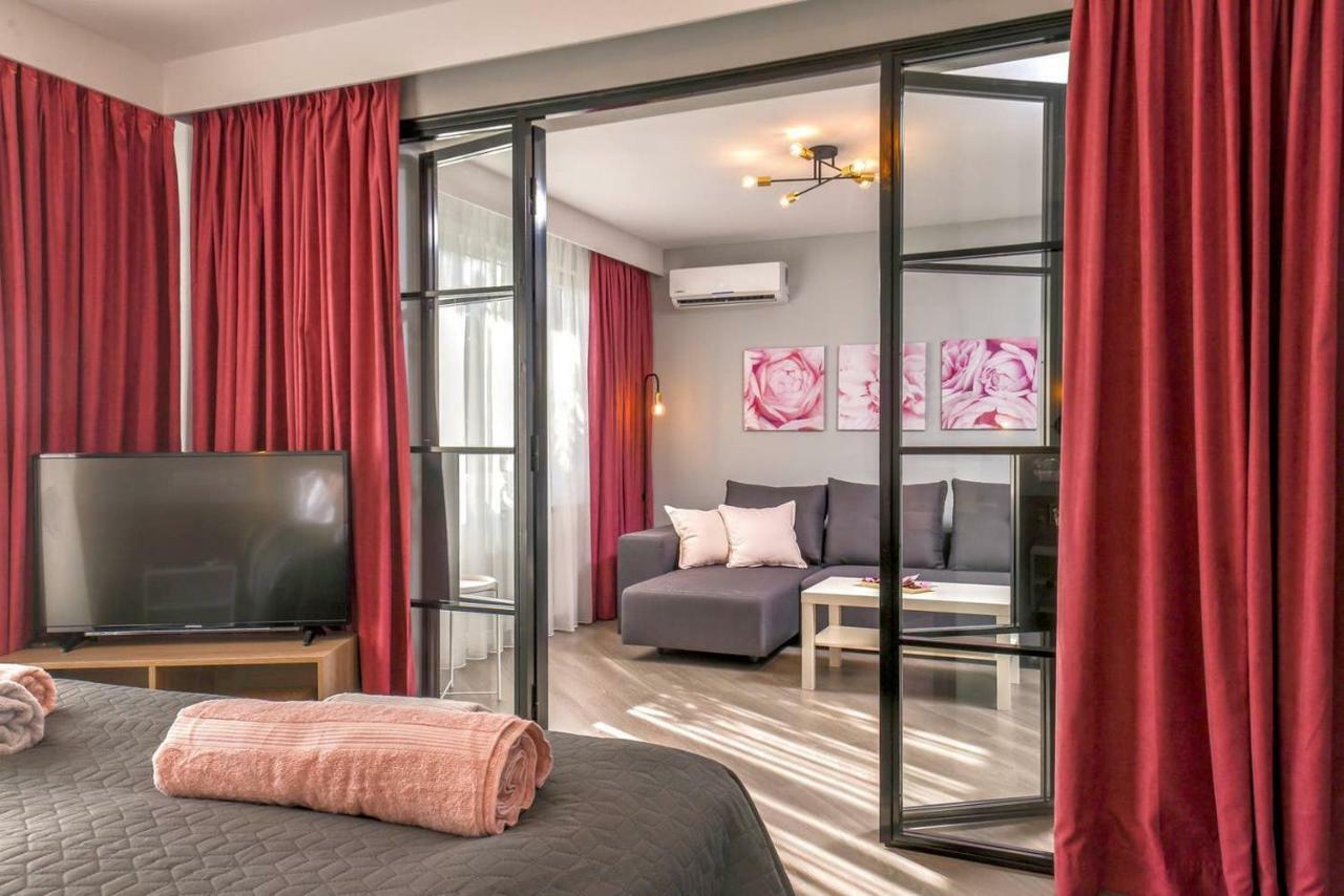 Rose One Bedroom Designer Apartment In City Centre By Flat Mаnager Sofia Bagian luar foto