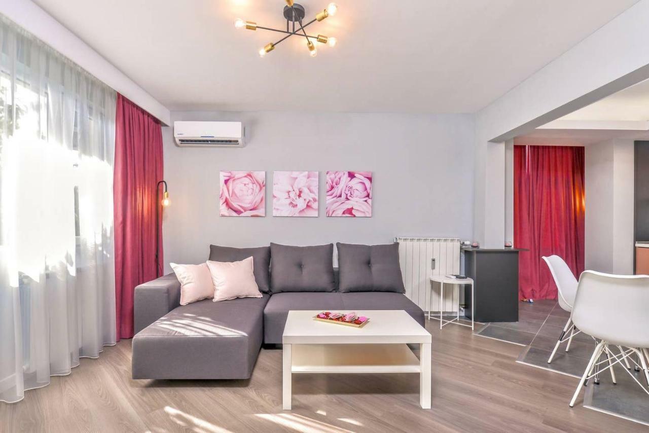 Rose One Bedroom Designer Apartment In City Centre By Flat Mаnager Sofia Bagian luar foto