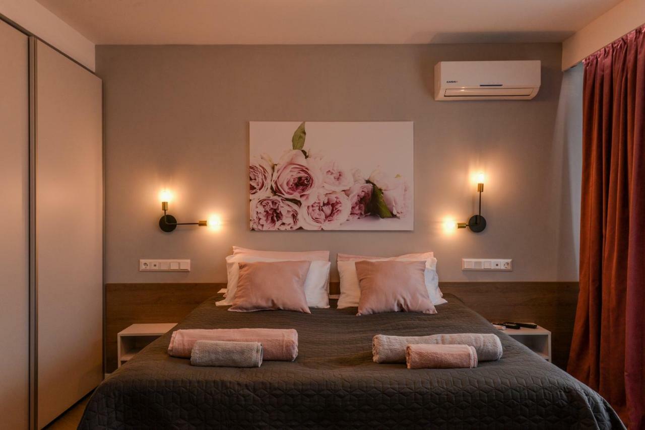 Rose One Bedroom Designer Apartment In City Centre By Flat Mаnager Sofia Bagian luar foto